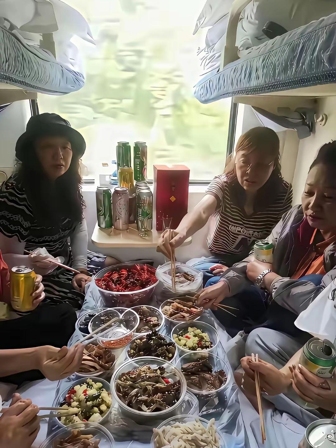 只讨论，不说对错！绿皮火车的卧铺车厢，七八个中年妇女将随身携带的食物摆在用行李箱