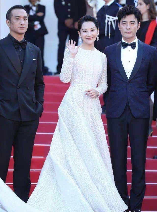 这两位男演员都是实力派演技的，长相上李光洁英俊帅气一些，皮肤白皙，身材高挑，演技