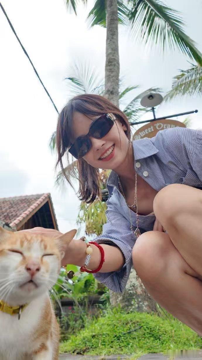 王冰冰带着明媚的笑容回来了王冰冰的笑容真的藏着满满的治愈感，只要看到她的脸，就