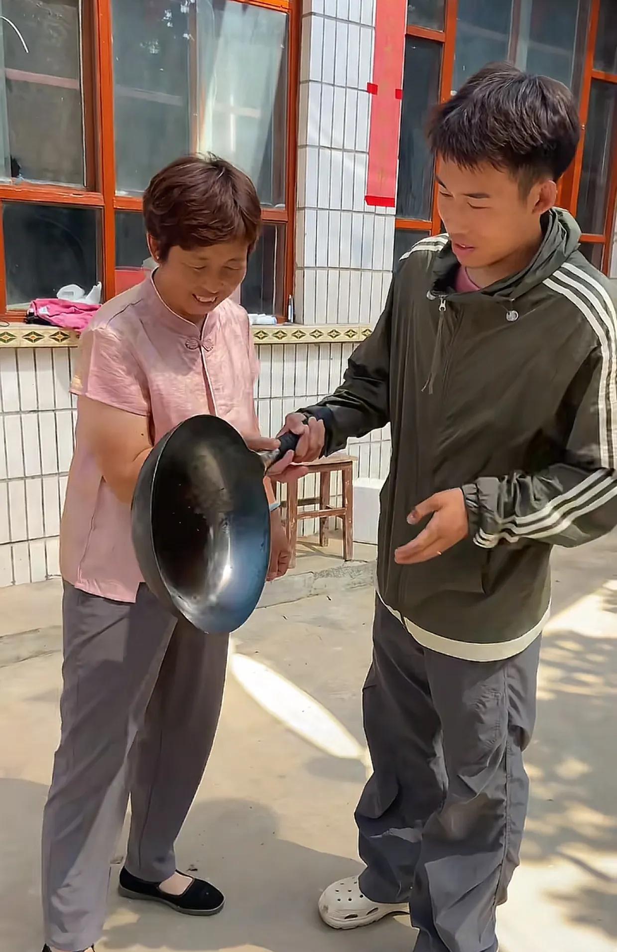 傻大妮儿子明明是老师，为什么现在跑外卖了？真实原因是这个。农村傻大妮儿子把朋友