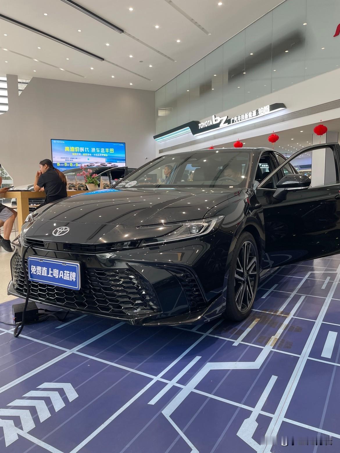 油电混合的凯美瑞省油吗?开过的人都懂：越堵越省，家用太香！🔥凯美瑞双擎家