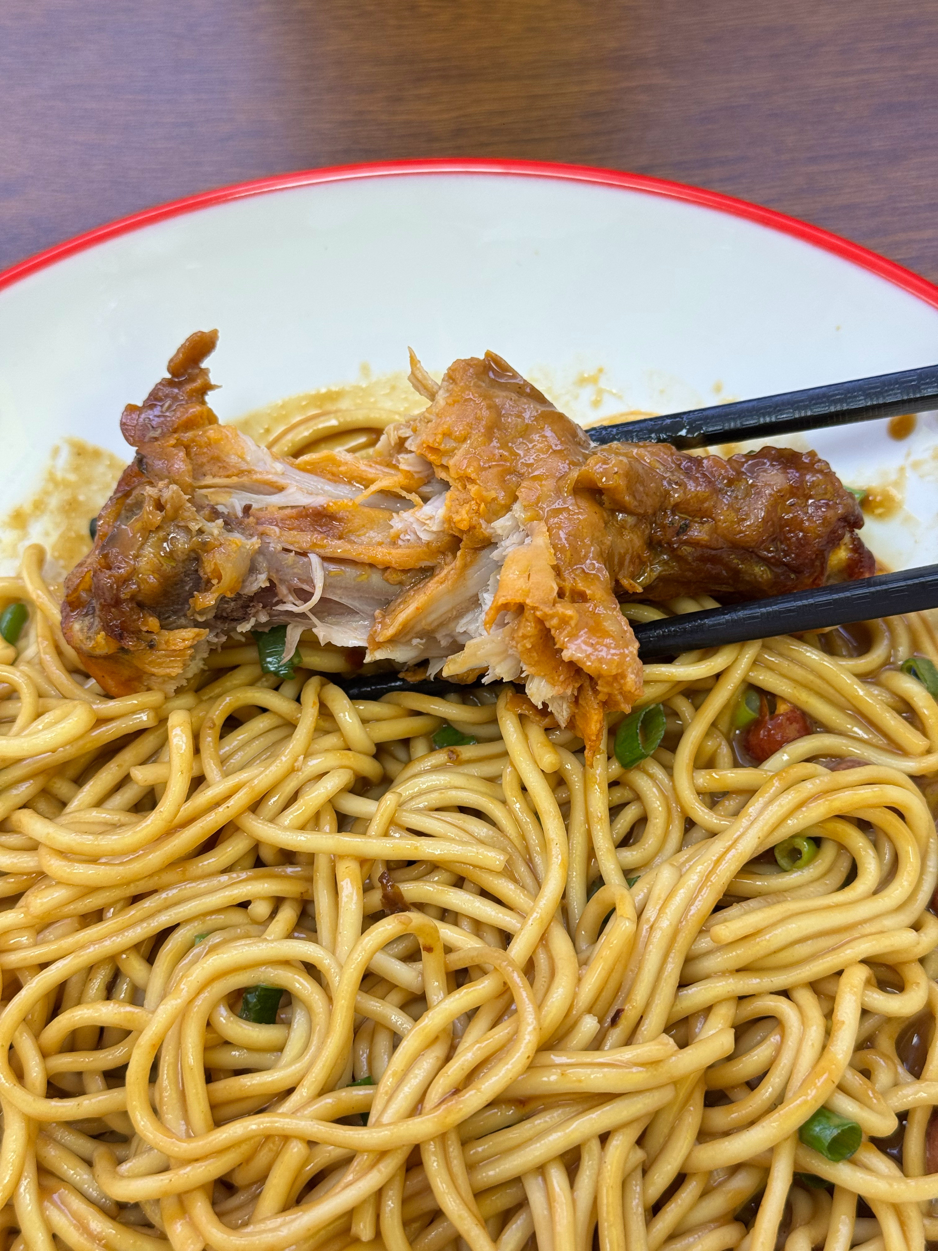 心态崩了，鸡腿竟然是预制的，不是当天卤的，他是拿到微波炉里面加热的​​​