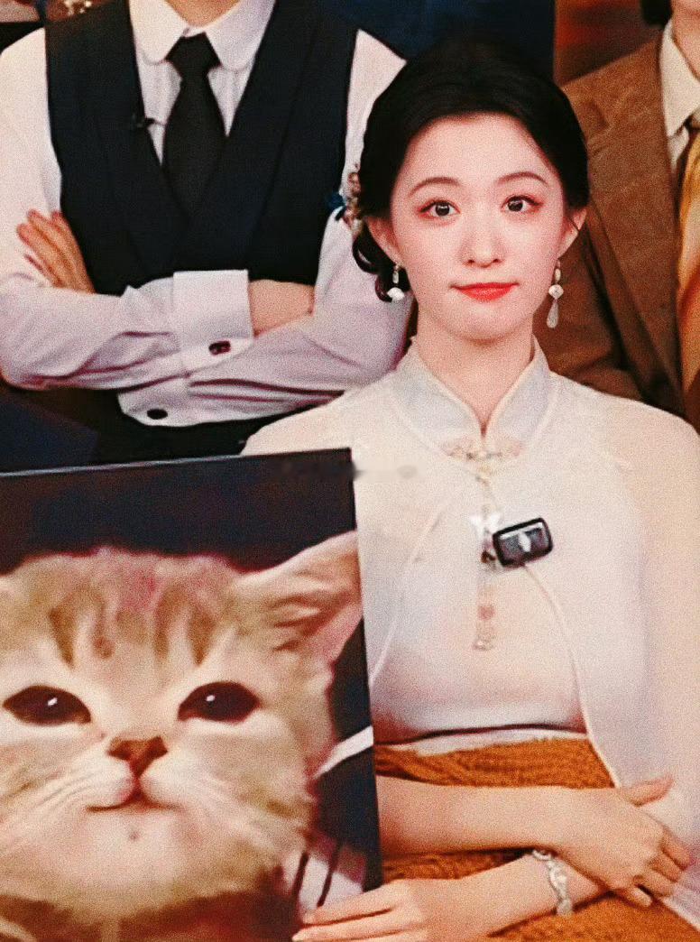 王楚然完全是萌物来的王楚然也太会了吧！剧组全员欢乐互动，她顶着一张超有气场的脸