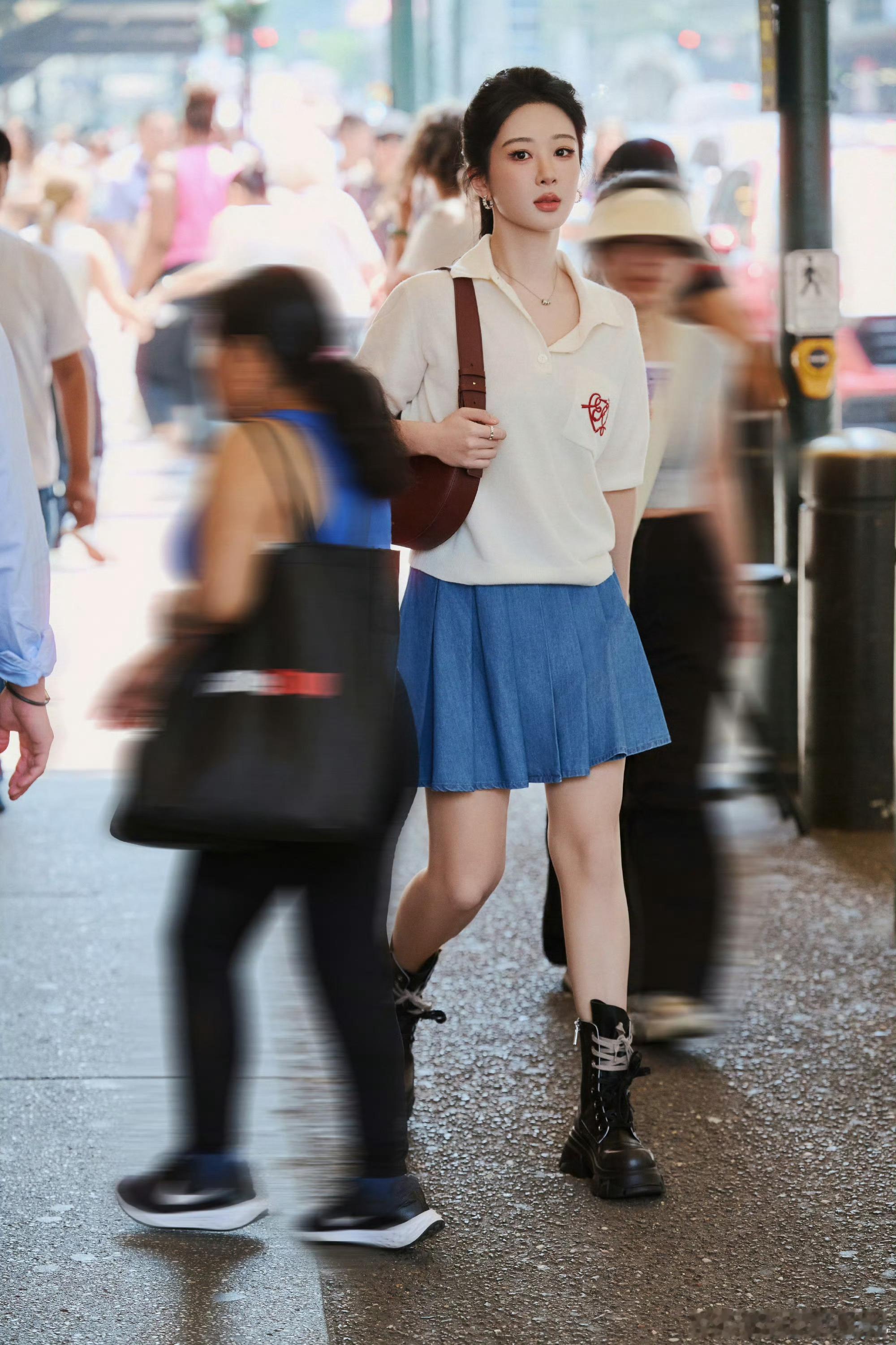 杨紫全套EmporioArmani新款造型闪现街头，你的夏日女友请查收🫰