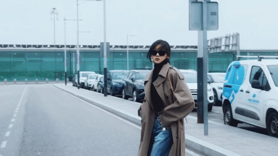 孙千这段竟然是机场拍的看了孙千的机场随拍才明白，出片真的不挑地方。她穿着简单走