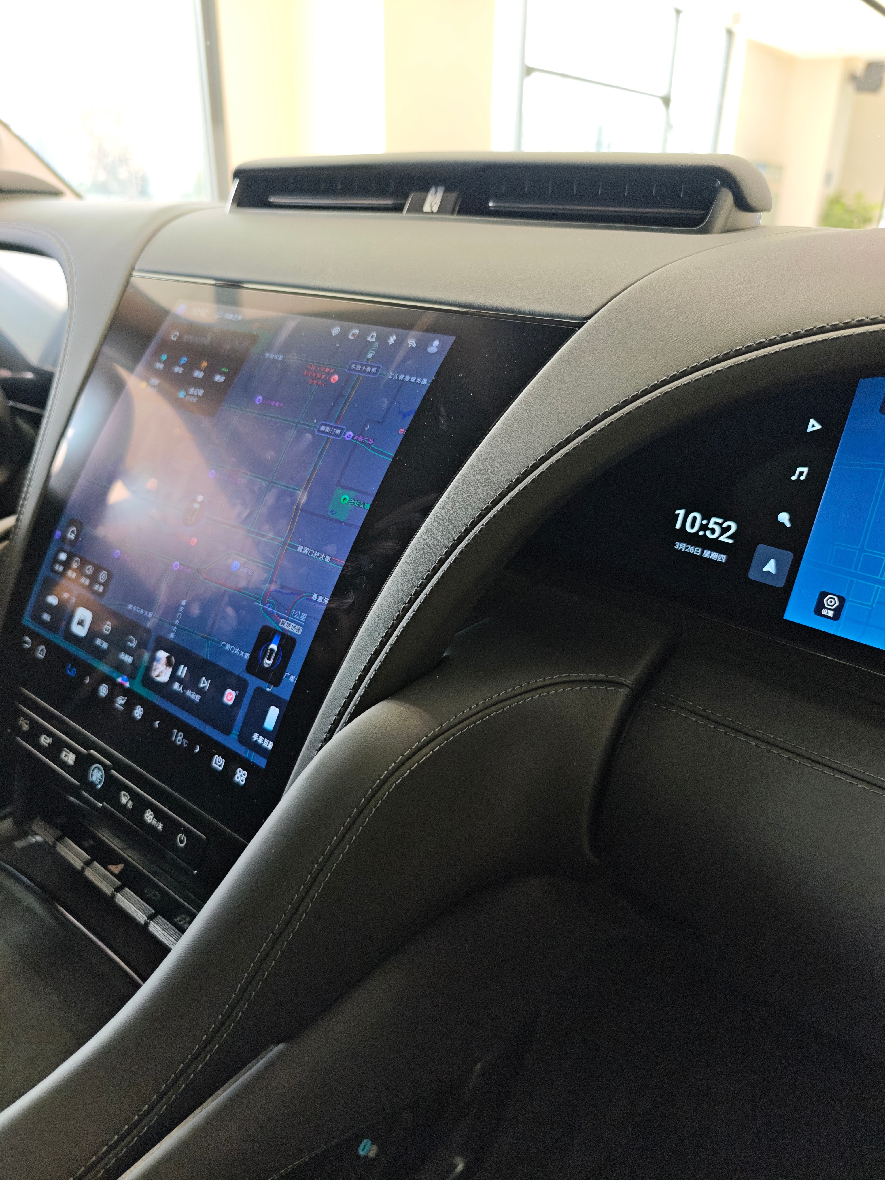 我发现仰望U8中控屏后面镂空的位置，除了皮质覆盖，还有一个仰望logo刺绣太细节