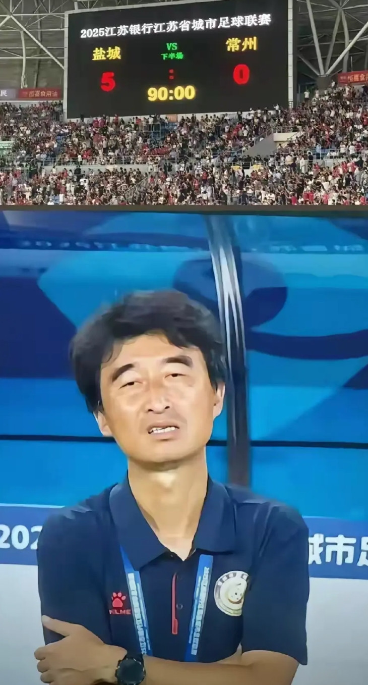 这或许又是“苏超”的一个名场面了，只是，这一回真的让人心疼，因为教练的眼中已然没