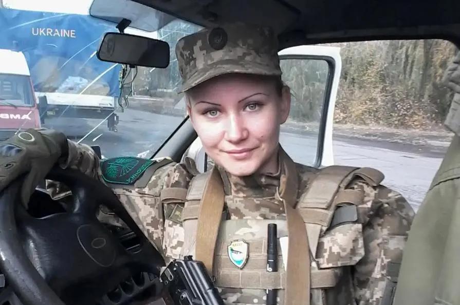 由于乌军男兵严重短缺，所以不得不用女兵来填补缺额，这就使得乌军中的女兵数量正在快