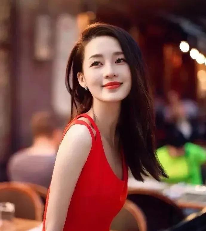 李沁红裙杀太绝了！直角肩+锁骨杀，皮肤白到发光，随便一站都自带性感buff，美到