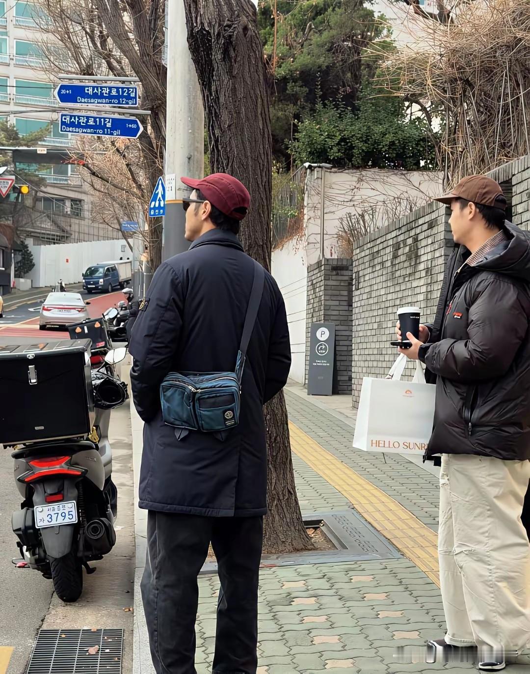 阮经天真是一个合格的哥哥，走到哪里都带着弟弟，阮经天也是各国穿梭。阮经天《周处