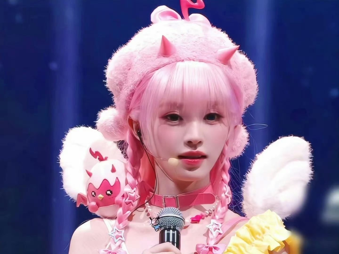 田曦薇今晚还我漂漂拳的粉色小猫咪
