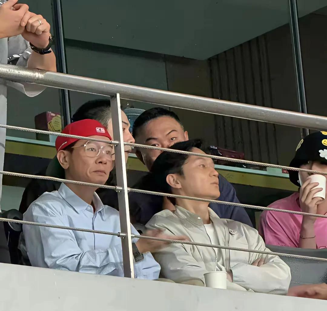 陈小春，张智霖，李小璐和李承铉都去了侃爷在上海的演唱会，不过侃爷迟到了45分钟，