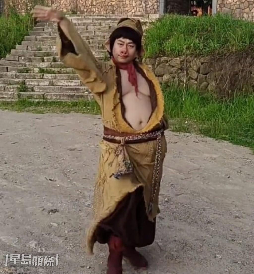 星岛：黎耀祥步入半退休状态，如今中港两地往返，从容挑选工作，乐享闲适生活。三届视