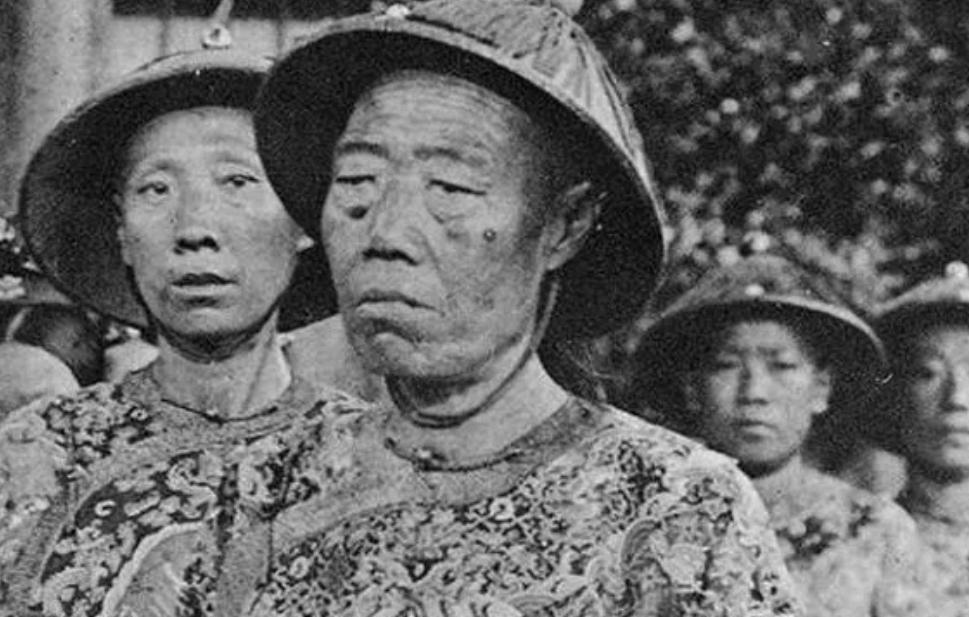 李莲英来到慈禧寝宫，给她梳头。他知道慈禧刚刚杖毙了一名梳头太监，就偷偷往衣袖里塞