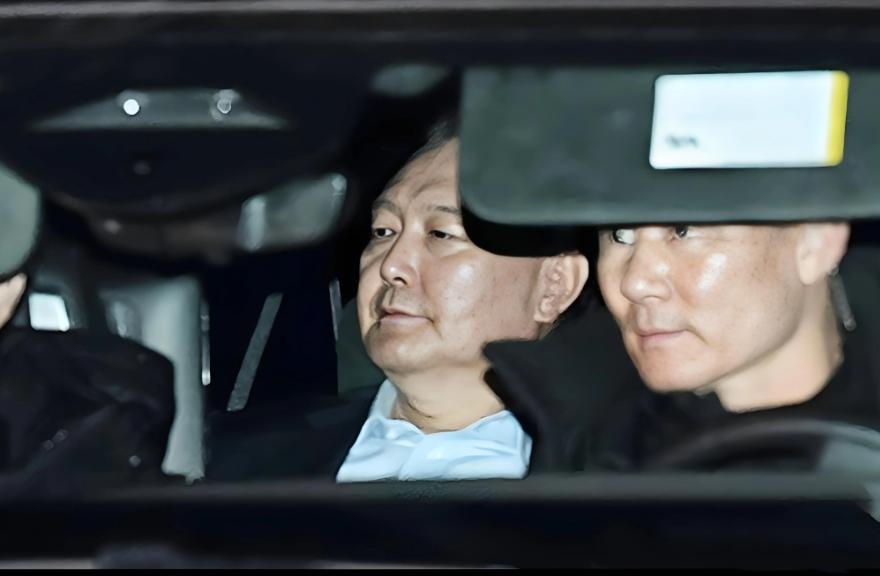 “天气很热，所以脱了一会儿衣服...”64岁的尹锡悦老脸丢尽，尴尬的捂脸韩国