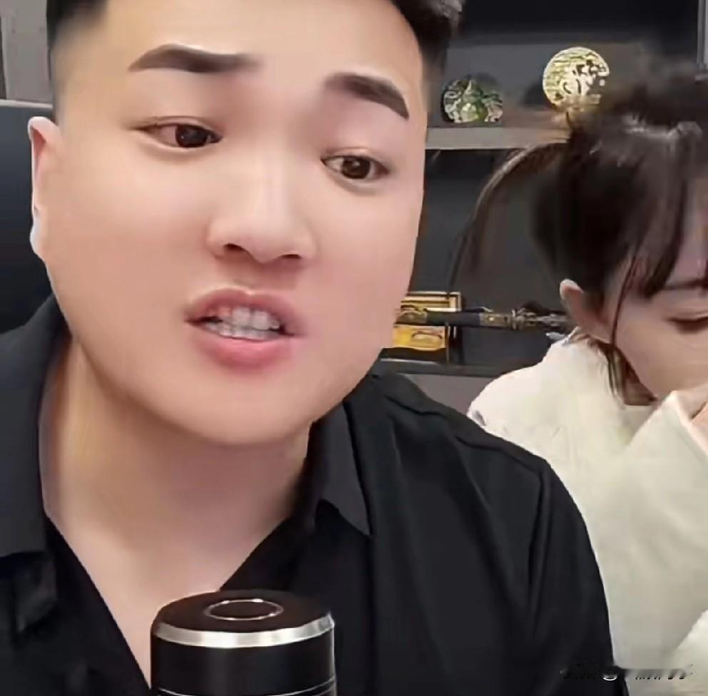 二驴从不给任何人当小弟，辛巴和二驴闹掰以后主动借钱，俩人是互相欣赏！