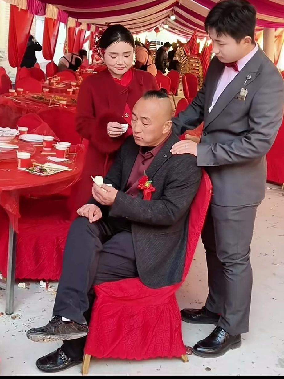 累了，太累了！！！婚礼过后亲朋散去，父亲有气无力的坐