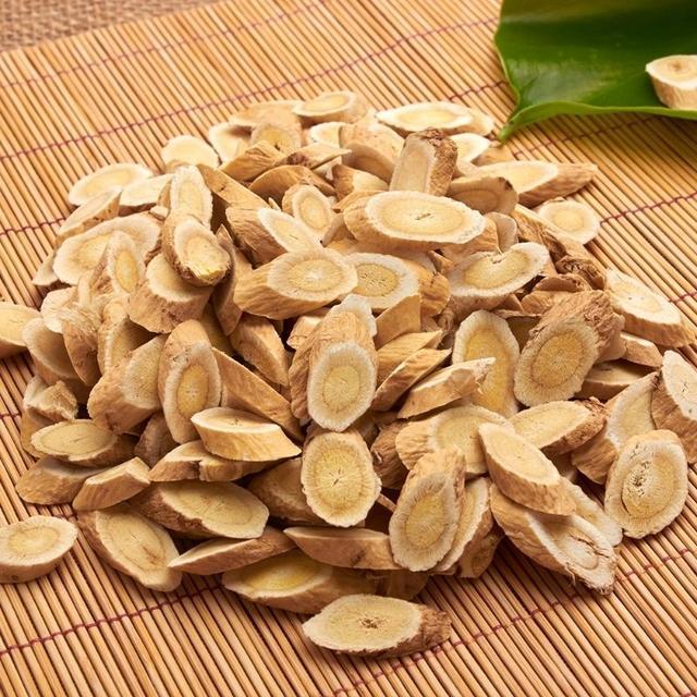 经常用黄芪泡水喝, 延缓衰老? 用这3种方法喝, 效果更佳