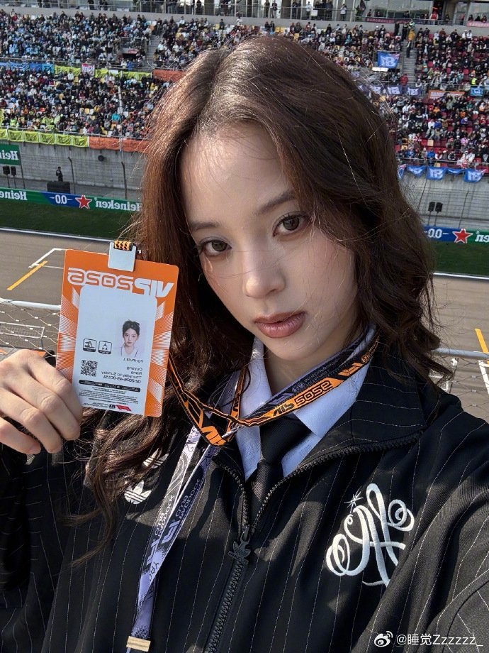 来看娱乐欧阳娜娜F1plog欧阳娜娜牛仔套装欧阳娜娜F1plog元气满满，牛仔套