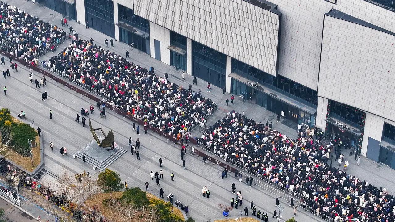 五一长假最热爆景点在哪里？凌晨三点人排队，早上开门限人流，连个A都没挂上！不是杭