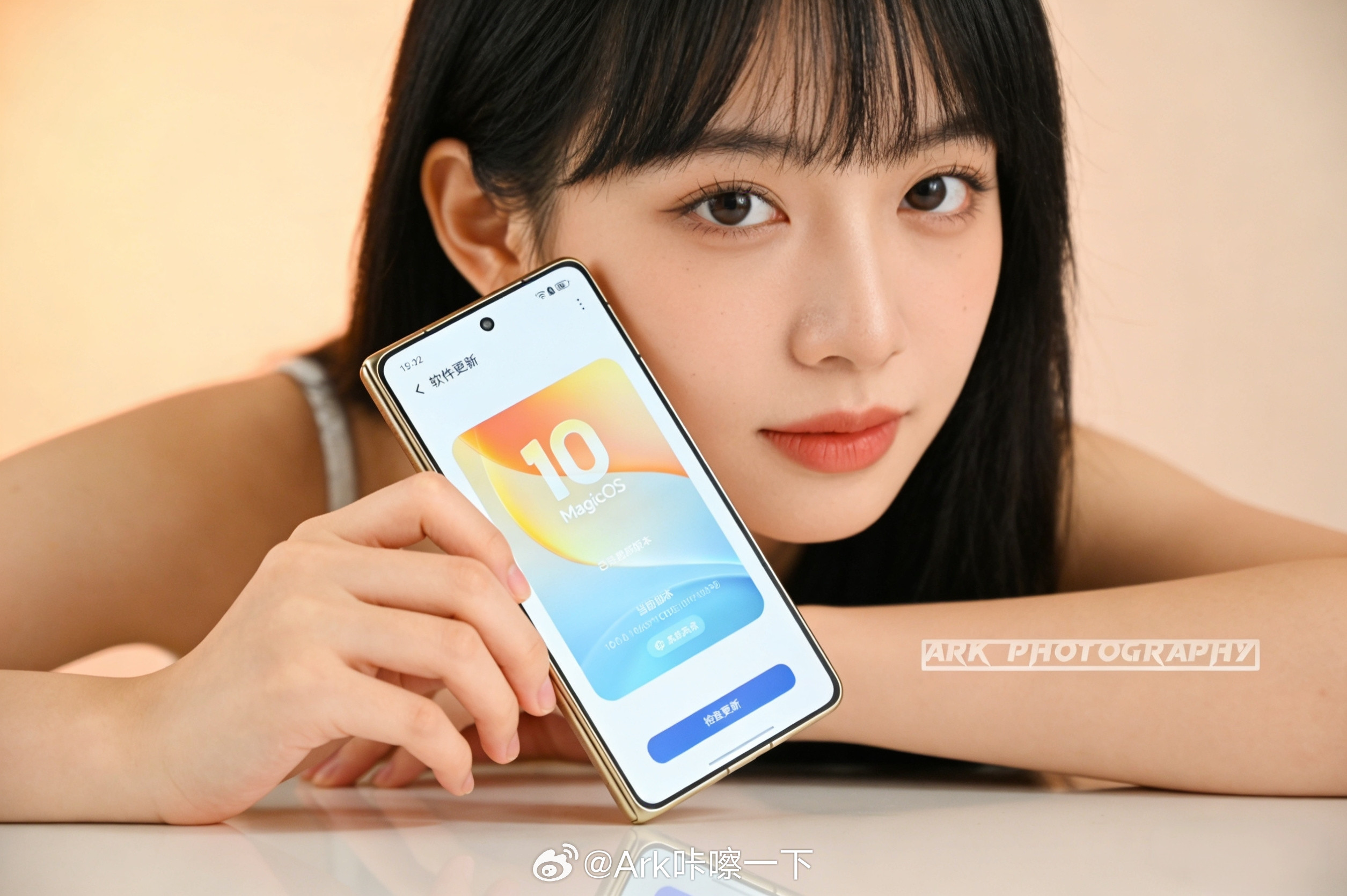 荣耀MagicV6马上就要发布了，来几张新出炉的美图新机来了新品驾到