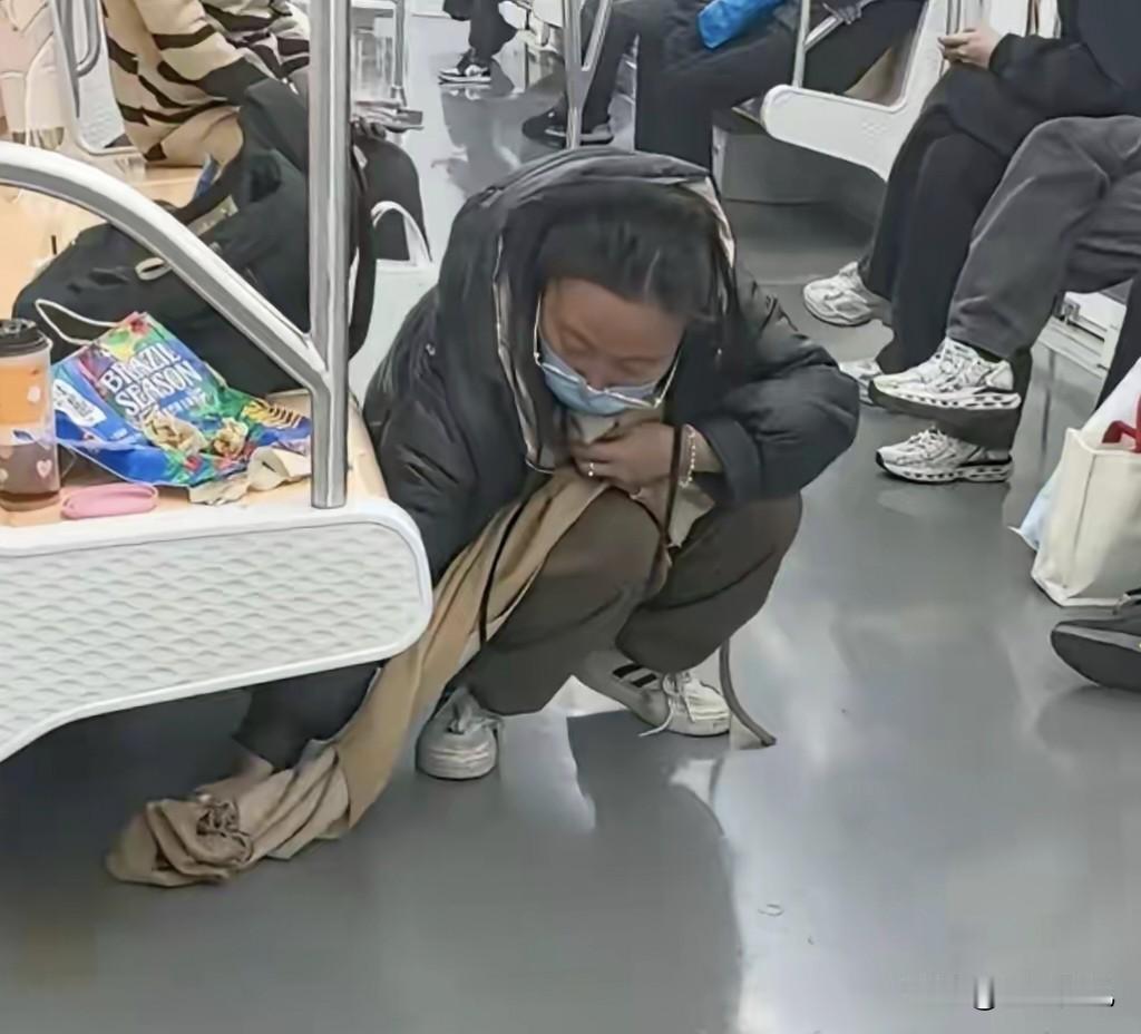 勿以善小而不为勿以恶小而为之这是地铁车厢里温暖人心的一幕悄悄戳中了