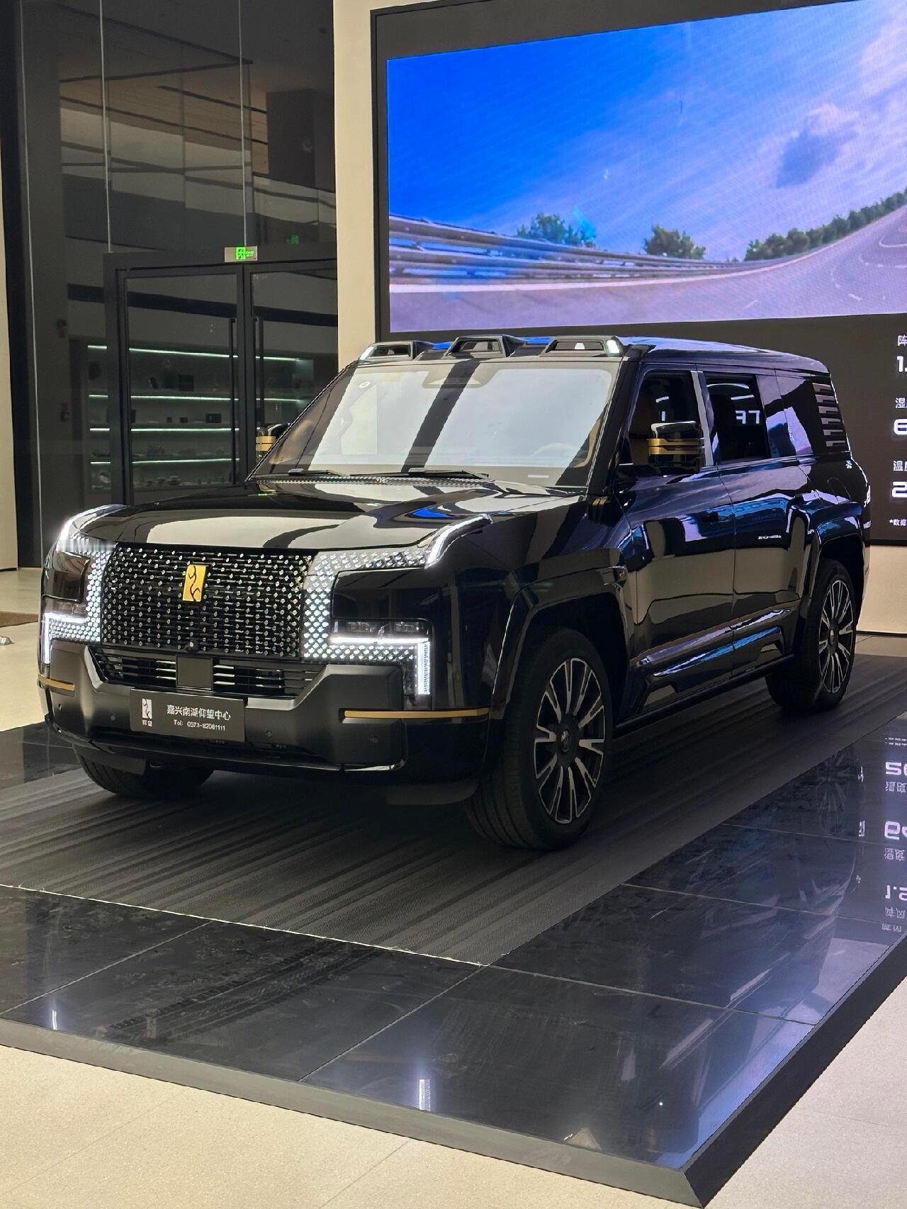 仰望U8L实车体验，这气场直接封神！谁能拒绝一辆黑金色的“陆地坦克”！这哪里是S