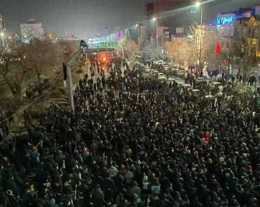 断网、断航、断电！“狮子与太阳旗”重现街头，西方疯传美军特种兵3天内出现德黑兰！