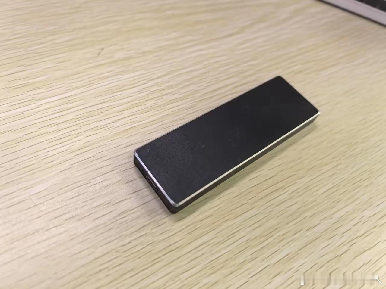 今儿同事抱来个固态硬盘，说是要恢复数据。拆开一看，好家伙，真把我惊到了😲😲！
