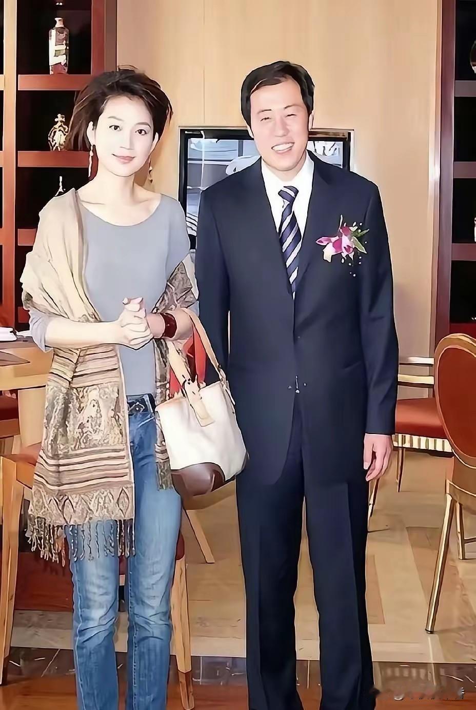 央视主持人王小丫与前夫吕成功的合影。左侧女士：王小丫，曾经央视《开心辞典》的当