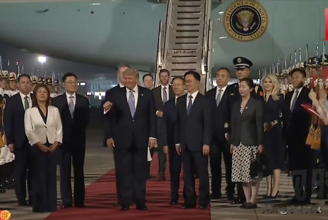 感觉特朗普就喜欢大排场网友：自信一点，把感觉去掉[狗头]你看他一下飞机嘴