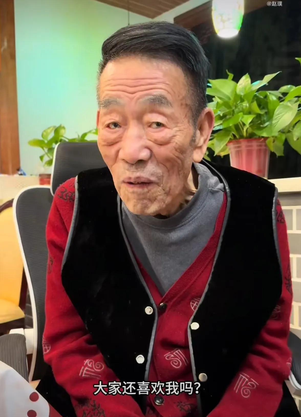 查了一下杨少华4个儿子现状，才知道杨少华活着不轻松大儿子叫杨威，今年72岁，