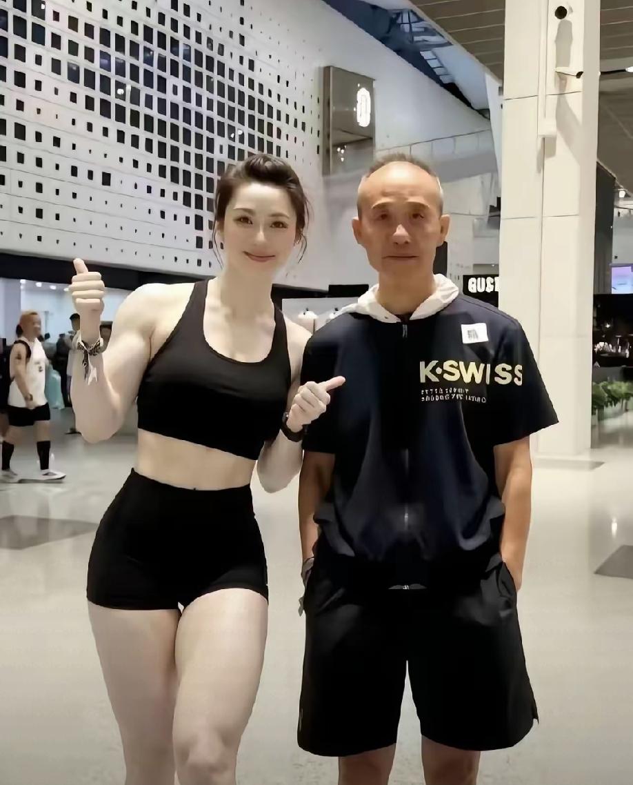 72岁的年纪了、还有美女相伴、确实令有些心理不平衡的网友不舒服。图里是王石在