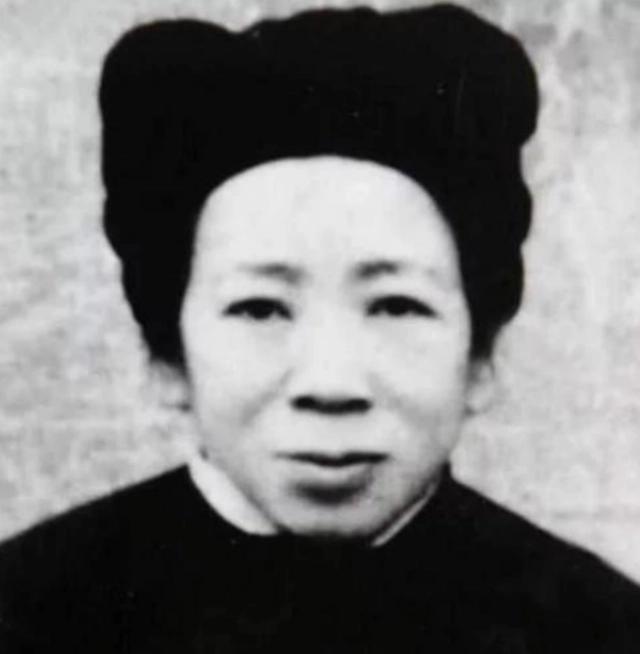 1982年，河北老太太张翠萍，临终前紧紧拉住儿子他的手，再三叮嘱：“你记住，我死