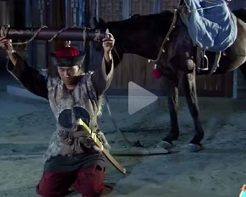 明朝时，负责在边驿千里传递烽火的兵卒，在驿道上一路疾驰。他们换马不换人，以千里加