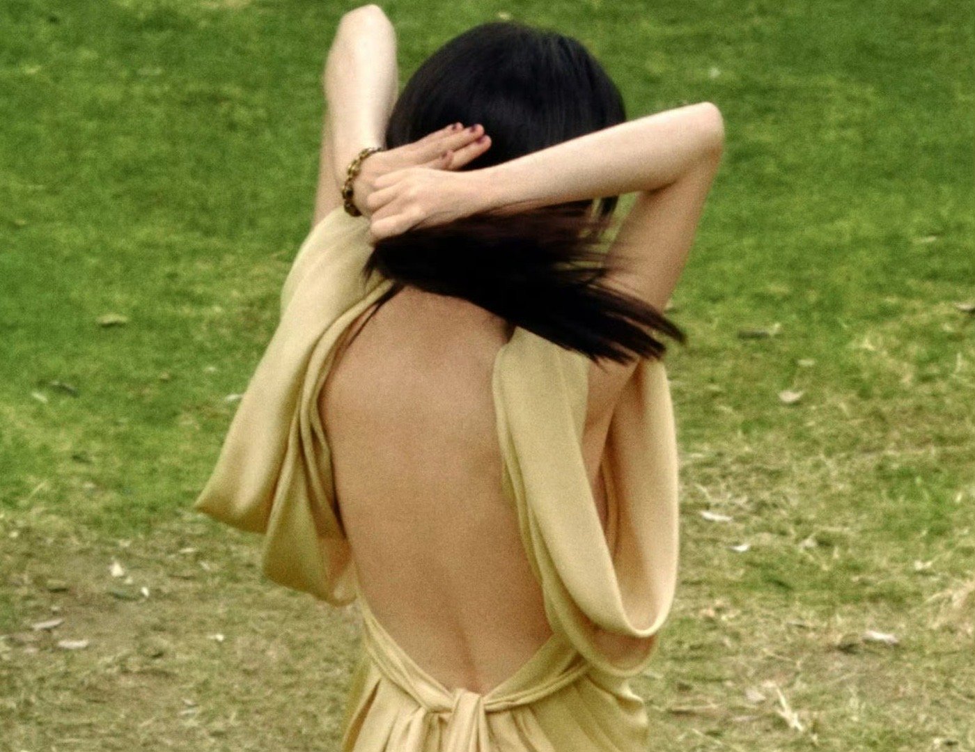 春夏裸全背造型在春夏身上，露背装是清新的诗。绿裙微扬，她漫步庭院的背影，似一缕