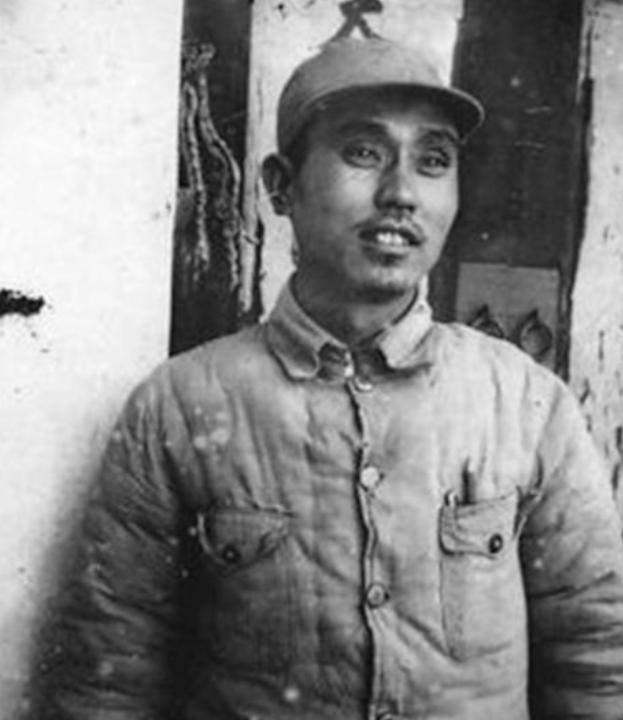 1947年，一名解放军师长，大腿根部受伤住院，这时，一19岁女护士来到他的病房，