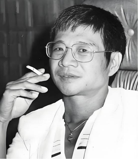 他伪造公章和介绍信，由内蒙古畏罪潜逃至广州，七月间偷渡澳门，最终逃抵香港，最终却