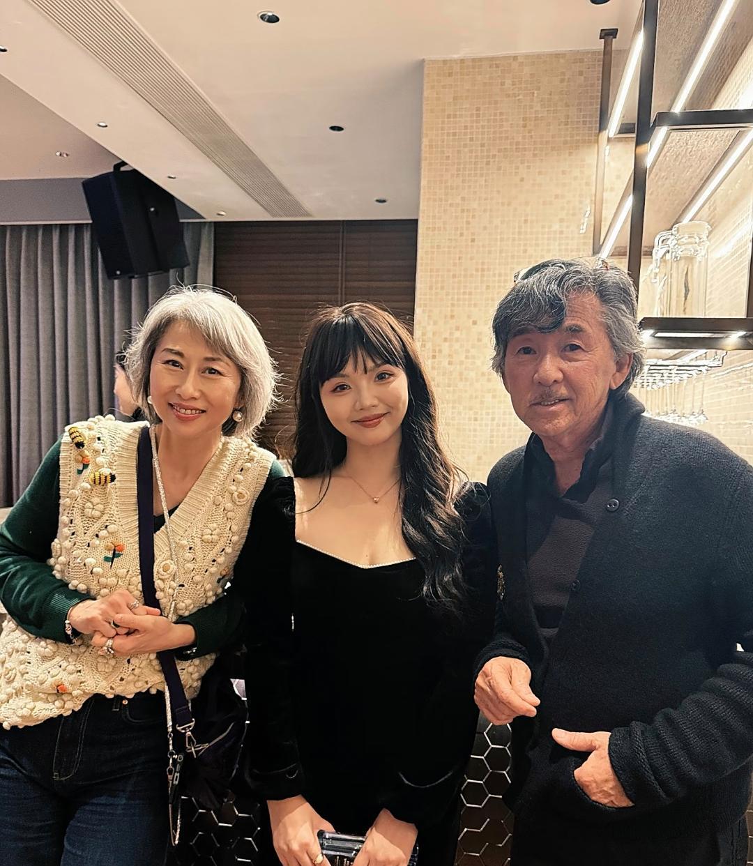 林子祥和叶倩文去朋友家里做客，夫妻俩的头发都花白了，脸上有了很多皱纹，但精神状态