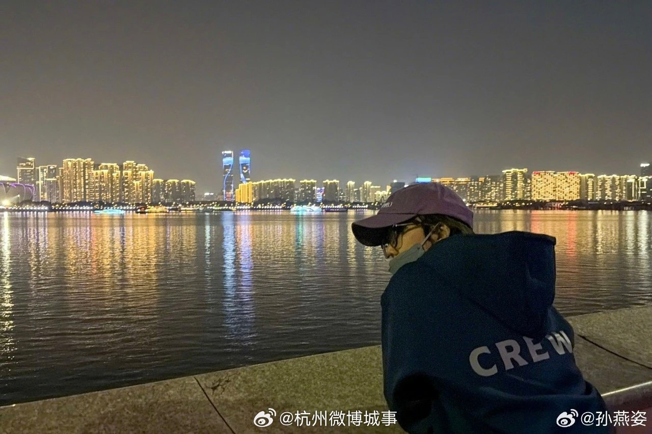 【#孙燕姿晒杭州城市阳台夜景#】10月13日，歌手孙燕姿在个人社交平台晒出一组杭州之旅照片。杭州网友