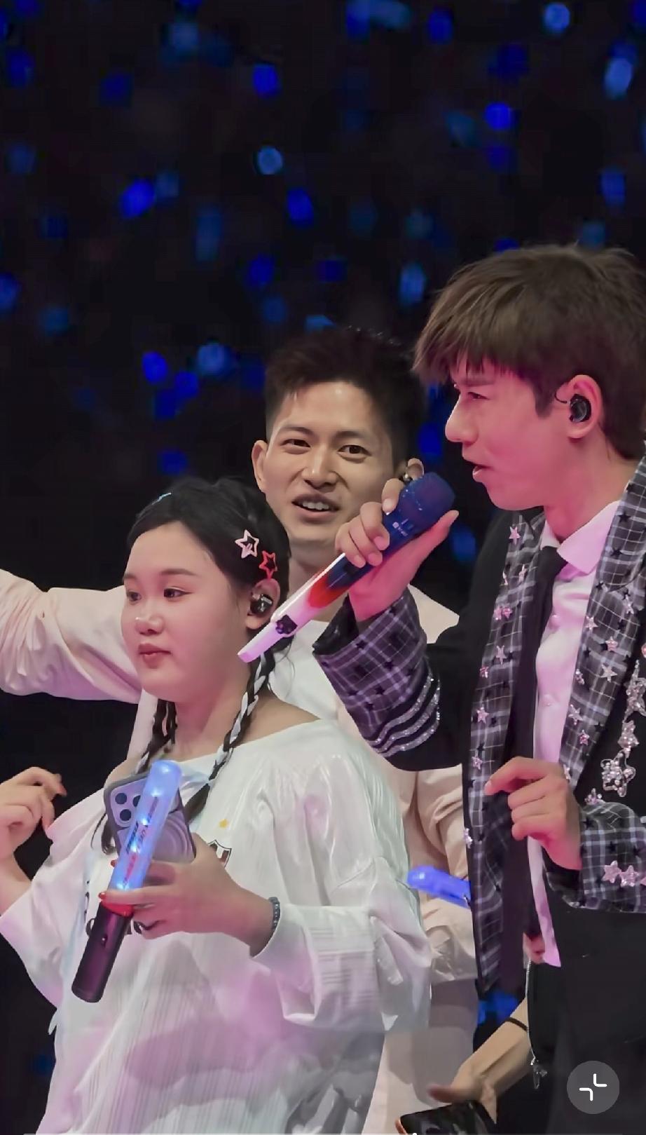 张家齐登台助阵张杰的鸟巢演唱会，已经退役的她才22岁看着挺胖的，比较显成熟，看来