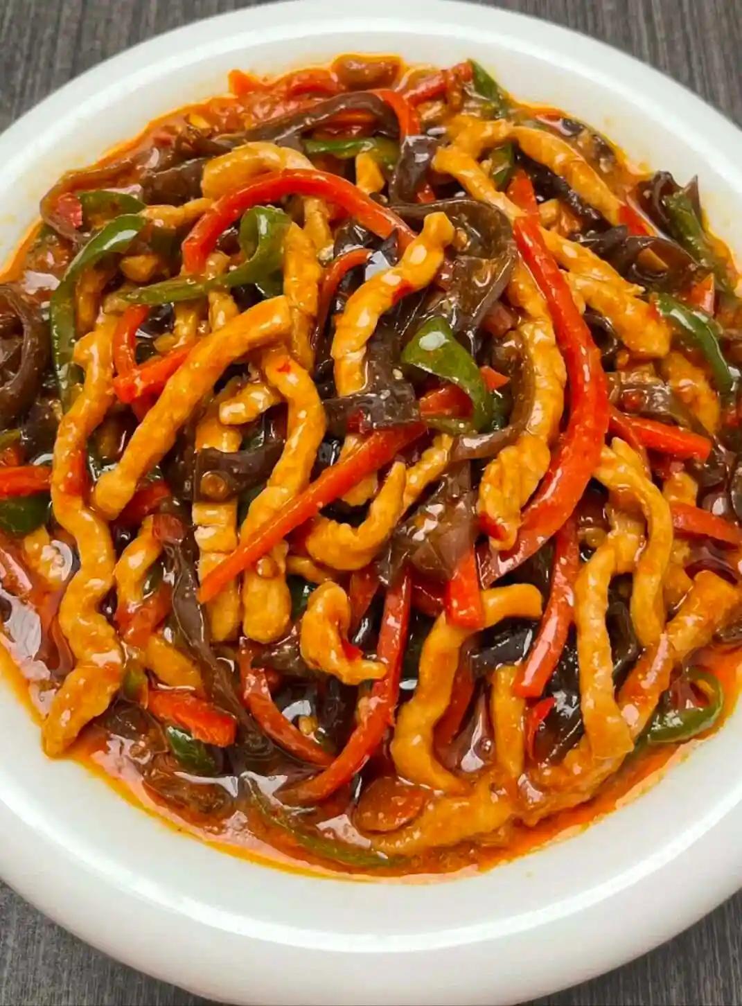 预制菜进入餐馆，是便利还是隐患？最近，预制菜在餐饮行业迅速崛起，成为不