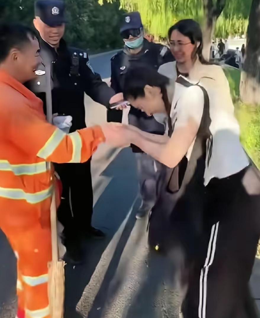 一名美国女孩，看着站在面前的中国环卫工，突然捂脸落泪了，真实原因，听着让人感动了