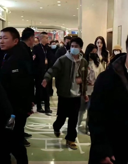 迪丽热巴现实中这么吓人的啊！？！！一直觉得她很漂亮是个浓颜系美女没想到现实生图更