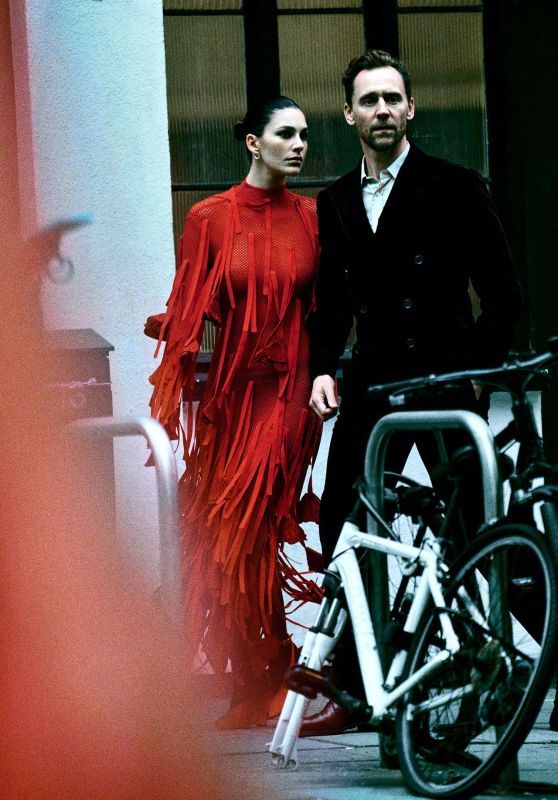 卡米拉·莫罗内和汤姆·希德勒斯顿登上英国版《Vogue》2025年12月刊。没看