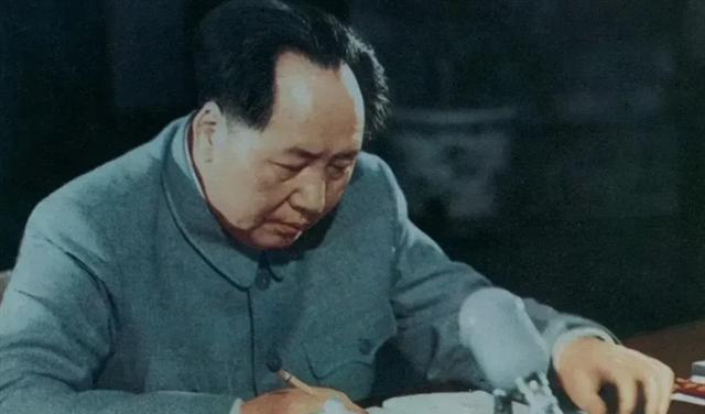 毛泽东的生活方式很“怪”，和一般人完全不同，他饮食次数不固定，时间不固定，常常是