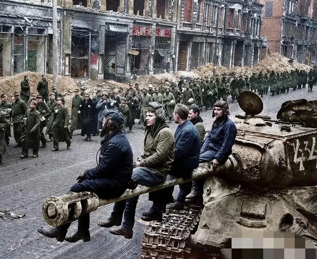 这是当年1945年5月，苏联红军攻克柏林，这是攻克柏林后，一群苏联红军坦克手在坦