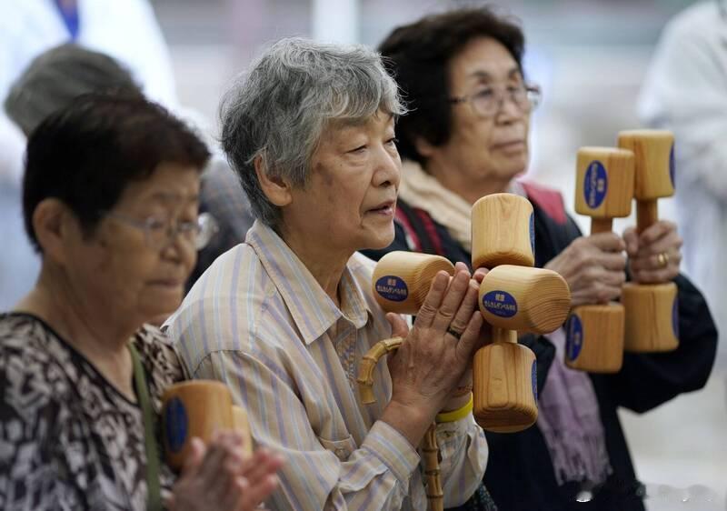 日本百岁老人超10万：连续56年增加，女性占比近九成海外新鲜事日本厚生劳动省9