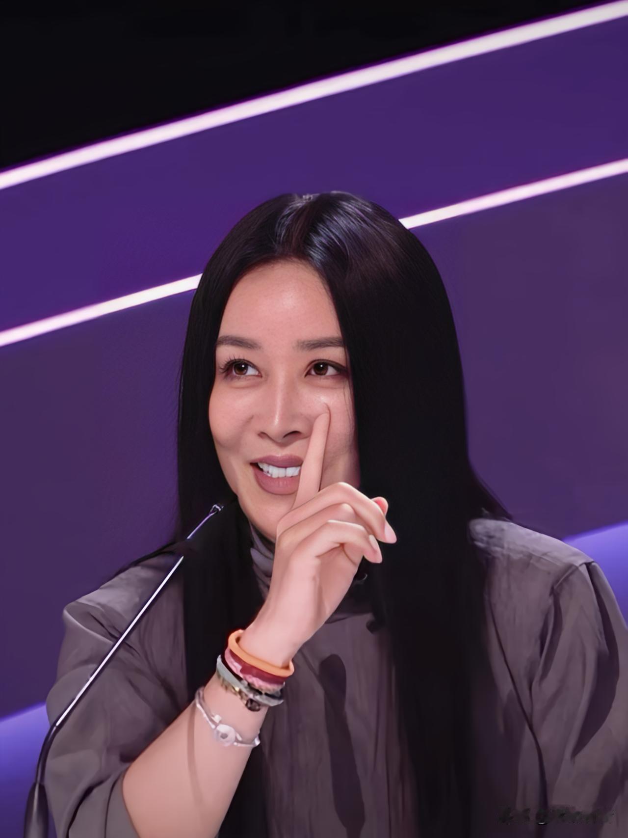 大家有没有觉得，58岁的那英，面相变得不一样了？印象里的那英，粗声粗气大