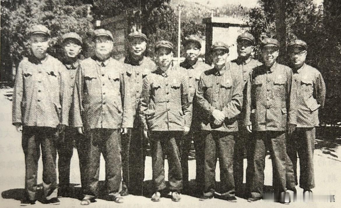 1963年，粟裕、王树声陪同叶剑英到北京高等军事学院视察工作时留下的影像。粟裕大